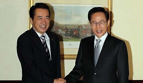 ▲ ASEM 정상회의(아시아.유럽 정상회의) 참석차 벨기에 브뤼셀을 방문중인 이명박 대통령이 4일 오전(현지시간) 콘라드호텔에서 간 나오토(菅直人) 일본 총리와 정상회담에 앞서 악수하고 있다. ⓒ연합뉴스