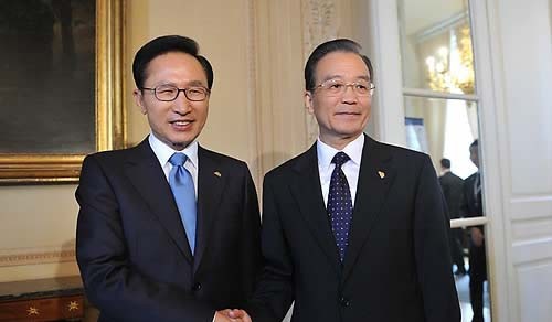 ▲ 벨기에 브뤼셀을 방문중인 이명박 대통령이 5일 벨기에 왕궁에서 원자바오(溫家寶) 중국 총리와 회담을 갖기 위해 만나 악수를 하고 있다. ⓒ연합뉴스