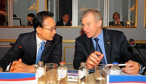 ▲ 이명박 대통령이 5일 벨기에 브뤼셀 왕궁에서 열린 제8차 ASEM정상회의(아시아.유럽정상회의) 폐막식에서 이브 레테름 벨기에 총리와 환담을 나누고 있다. ⓒ연합뉴스