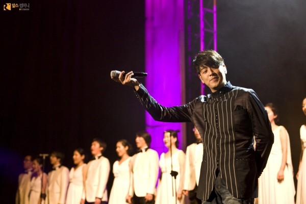 ▲ 류시원이 팬미팅 현장에서 팬들과 노래하고 있다.ⓒ알스컴퍼니