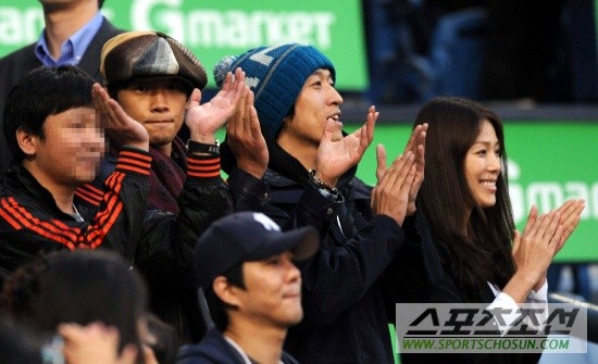 ▲ 5일 오후 프로야구 준플레이오프 5차전이 열린 잠실 야구장을 찾은 비, 홍성흔, 김정은씨(좌측부터).  ⓒ잠실=조병관기자rainmaker@sportschosun.com