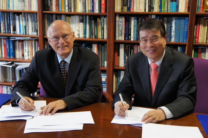 ▲ (왼쪽부터) MOU를 체결하고 있는 안토니 챔프만(Anthony Chapman) UWIC 부총장과 김수근 SADI 학장. ⓒ뉴데일리