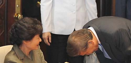 ▲ 이재오 특임장관이 1일 오후 국회 본회의 개회식에 앞서 한나라당 박근혜 전 대표에게 90도로 허리를 숙여 인사를 하고 있다. ⓒ연합뉴스