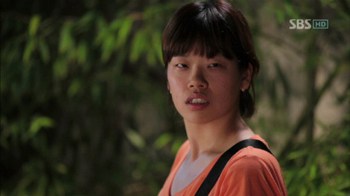 ▲ SBS 드라마 '닥터챔프'에 개그우먼 박지선을 닮은 보조출연자가 등장해 시청자들의 눈길을 사로잡았다. ⓒSBS 방송화면