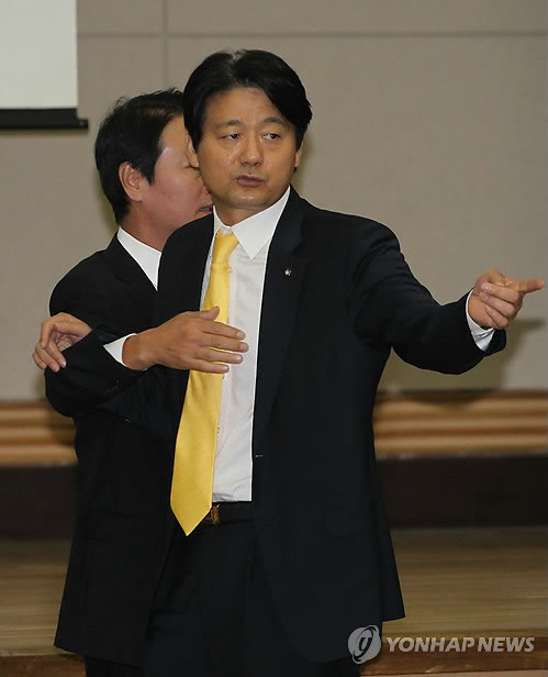 ▲ 민주당 서갑원 의원이 6일 오전 서울 상암동 문화콘텐츠센터에서 열린 문화체육관광방송통신위원회 국정감사에서 조희문 영화진흥위원장의 사퇴를 주장하다 정회가 선포되자 정병국 위원장에게 항의하고 있다 ⓒ연합뉴스