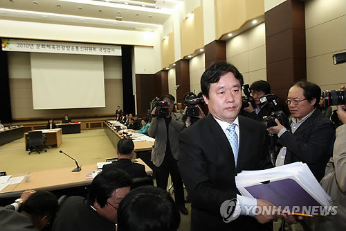 ▲ 조희문 영화진흥위원장이 6일 오전 서울 상암동 문화콘텐츠센터에서 열린 문화체육관광방송통신위원회 국정감사에서 퇴장하고 있다