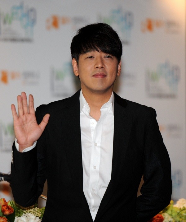 ▲ 6일 오후 서울 그랜드 하얏트 호텔에서 결혼 관련 기자회견을 자청한 류시원이 포토타임을 갖고 있다.  ⓒ 박지현 기자