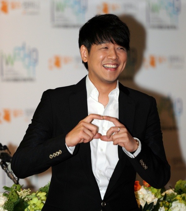 ▲ 6일 오후 서울 그랜드 하얏트 호텔에서 결혼 관련 기자회견을 자청한 류시원이 포토타임을 갖고 있다.  ⓒ 박지현 기자