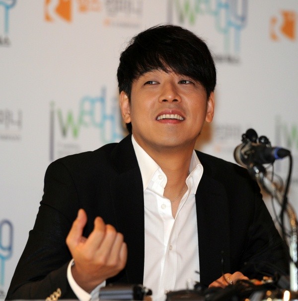 ▲ 6일 오후 서울 그랜드 하얏트 호텔에서 탤런트 류시원이 결혼 발표 및 소감을 밝히고 있다.  ⓒ 박지현 기자