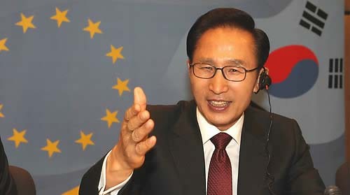 ▲ 한-EU FTA 서명식을 마친 이명박 대통령이 6일 오전(현지시간) 브뤼셀 EU이사회 본부에서 열린 한-EU 정상회담에 참석하고 있다. ⓒ연합뉴스