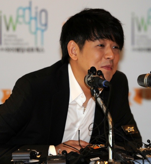 ▲ 활짝 미소를 머금은 채 기자들의 질문에 답하고 있는 류시원.  ⓒ 박지현 기자