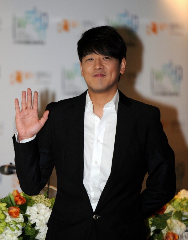 ▲ 6일 오후 서울 한남동 그랜드하얏트호텔에서 열린 결혼 발표 기자회견에 참석한 류시원이 손을 흔들고 있다.  ⓒ 박지현 기자