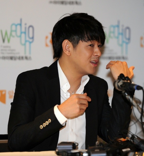 ▲ 6일 오후 서울 한남동 그랜드하얏트호텔에서 결혼 발표 기자회견을 하고 있는 한류스타 류시원.  ⓒ 박지현 기자