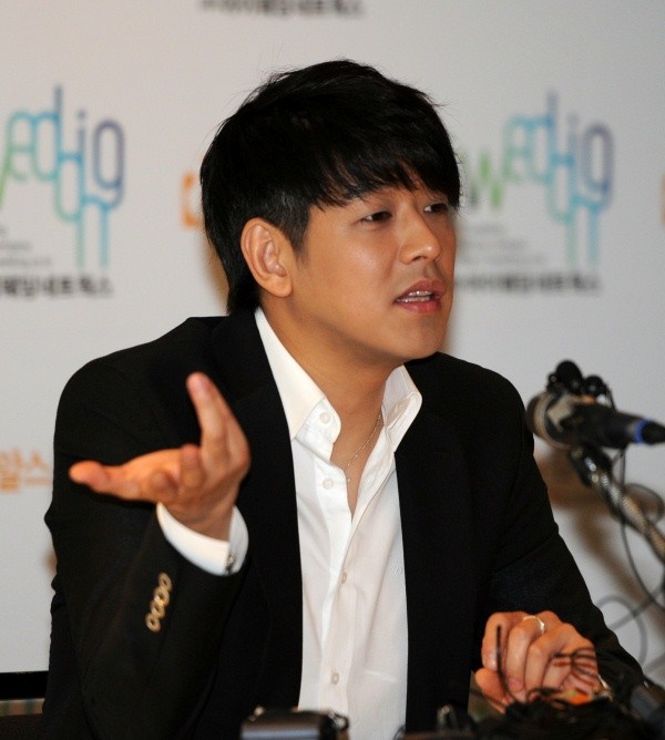 ▲ 기자들의 질문에 성실히 답하고 있는 류시원.  ⓒ 박지현 기자