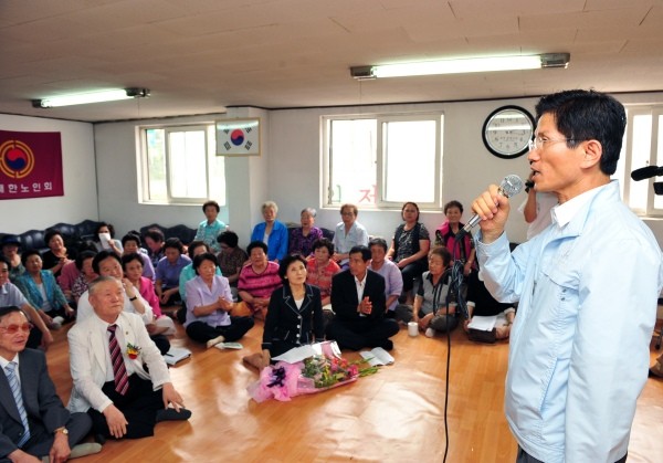▲ 김문수 도지사가 한센마을 주민들과 이야기하고 있다.ⓒ뉴데일리