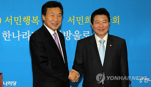 ▲ 7일 오전 국회에서 한나라당 안상수 대표와 민주당 손학규 대표가 만나 악수하고 있다