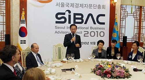 ▲ 브뤼셀 방문을 마치고 귀국한 이명박 대통령이 7일 낮 청와대에서 열린 서울국제경제자문단(SIBAC) 초청 오찬에서 인사말을 하고 있다. ⓒ연합뉴스