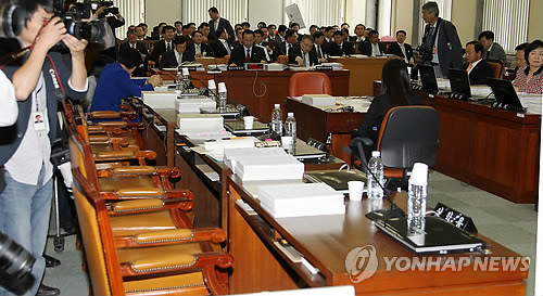 ▲ 7일 오후 국회 국방위 국감에서 '천안함 발언' 사과 논란으로 파행이 계속된 가운데 민주당 의석이 비어 있다