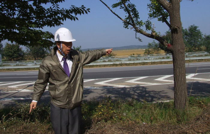 ▲ 김진철 목사가 휴전선쪽 땅굴이 났을 것으로 추정되는 방향을 가리키고 있다ⓒ