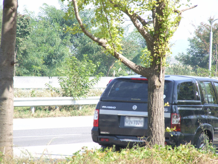 ▲ 땅굴탐사 현장에서 '누구한테 허락받았느냐', '가만안놔두겠다'위협하던 남자가 타고온 무쏘승용차.ⓒ