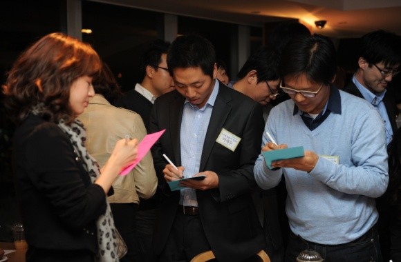 ▲ 서로의 이름을 물으며 하나씩 알아가고 있는 참가자들. ⓒ박지현 기자