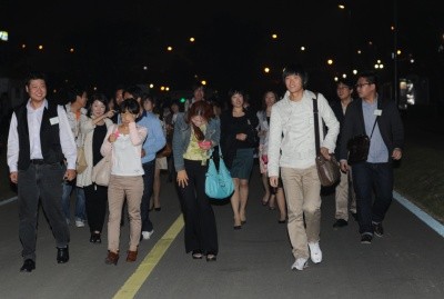 ▲ 콘트라베이스 공연을 위해 자리를 옮기고 있는 참가자들. 처음 어색함 대신 자연스러움이 묻어났다. ⓒ박지현 기자