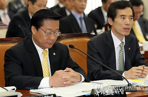 ▲ 8일 국회에서 열린 정무위의 국가보훈처 국정감사에서 김양 국가보훈처장이 민주당 우제창 의원의 국가유공자 선정과 관련한 질의에 고개를 숙이고 있다. 우 의원은 국가유공자 선정이 주먹구구식으로 이뤄지고 있다고 주장했다