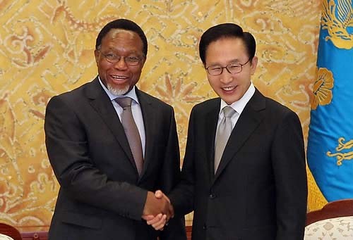 ▲ 이명박 대통령이 8일 오전 청와대를 방문한 칼레마 모틀란테 남아프리카공화국 부통령과 악수를 하고 있다. ⓒ연합뉴스