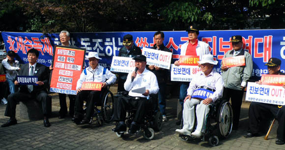 ▲ 보수단체들은 8일 오후 진보연대 사무실이 있는 영등포에서 