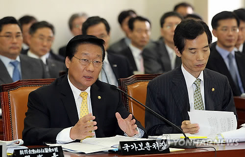 ▲ 8일 국회에서 열린 정무위의 국가보훈처 국정감사에서 답변하고 있는 김양(왼쪽) 보훈처장