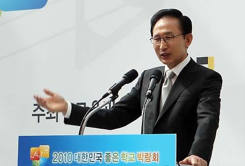 ▲ 이명박 대통령이 8일 서울 영등포구 여의도동 KBS에서 열린 '대한민국 좋은학교 박람회' 개막식에 참석해 인사말을 하고 있다. ⓒ연합뉴스