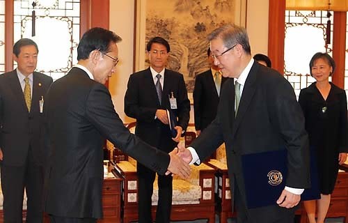 ▲ 이명박 대통령이 8일 오후 청와대에서 김성환 외교통상부장관에게 임명장을 주고 있다. ⓒ연합뉴스