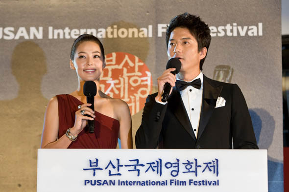 ▲ 부산국제영화제 사회를 맡은 한지혜와 정준호. ⓒ 부산국제영화제