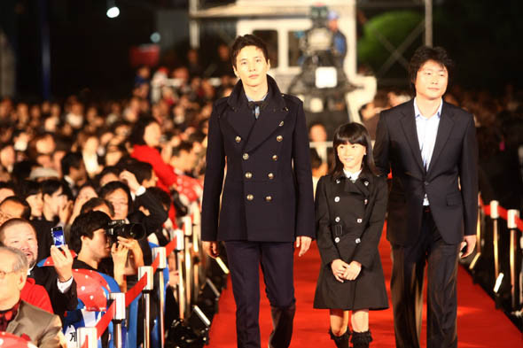 ▲ 부산국제영화제에 커플룩을 입고 참석한 원빈과 아역배우 김새론. ⓒ 부산국제영화제