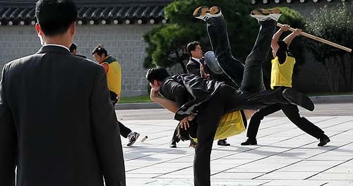 ▲ G20 정상회의 경호안전통제단의 수행경호원들이 8일 오후 청와대 영빈관 앞에서 과격시위 대처훈련 시범을 보이고 있다. ⓒ연합뉴스