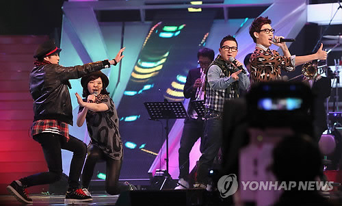 ▲ 케이블 채널 Mnet 스타 발굴 오디션 '슈퍼스타K2'가 8일 오후 경희대학교 평화의 전당에서 열린 가운데 후보 4명(TOP 4)이 멋진 무대를 선보이고 있다.  ⓒ 연합뉴스