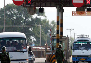 ▲ 중국 공안이 북한과의 국경지역인 용정(龍井)시와 연길(延吉)시를 잇는 고속도로의 톨게이트에서 탈북자를 찾기 위해 수색을 하고 있다.ⓒ연합뉴스