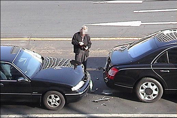 ▲ 2004년 1월 서울 중구 충무로에서 있었던 마이바흐와 프린스 승용차의 추돌사고. 마이바흐는 뒷범퍼만 깨졌으나 전체 비용이 1억 원 가까이 나왔던 것으로 알려졌다. 다행히 마이바흐 차주가 프린스 차주의 어려운 사정을 알게 돼 자비로 처리했다.ⓒ