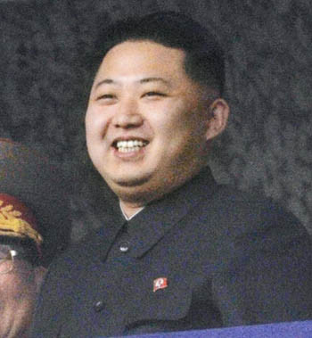 ▲ 북한 노동당 창건 65주년을 맞아 지난 10일 평양에서 열린 열병식에 참석한 김정은. ⓒ 연합뉴스