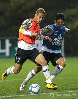 ▲ 파주NFC(대표팀트레이닝센터)에서 한국과의 평가전을 앞두고 열린 일본대표팀 훈련에서 혼다 게이스케가 볼다툼을 벌이고 있다.  ⓒ 연합뉴스