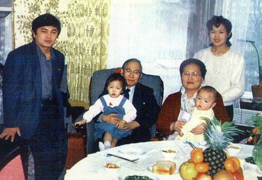 ▲ 망명전 평양의 황장엽 가족. 왼쪽부터, 아들 경모씨, 손녀 안고있는 황장엽, 손자 안고있는 부인 박승옥, 뒤에 며느리.