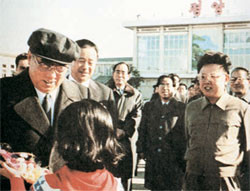 ▲ 1980년대 소련 방문길에 나선 김일성을 공항에서 환송하는 모습. 왼쪽 모자 쓴 김일성, 오른쪽 김정일, 멀리 가운데 황장엽이 보인다.(자료사진)