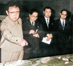 ▲ 1985년 평양 만경대지구 건설 현장 브리핑을 받는 김정일, 오른쪽 끝에 황장엽.(자료사진)