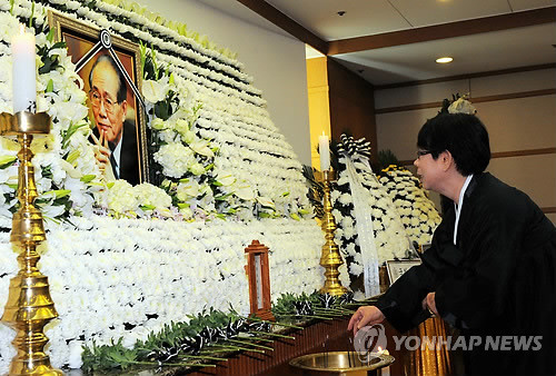 ▲ 11일 오전 서울 아산병원에 차려진 황장엽 빈소에서 수양딸 김숙향씨가 분향하고 있다.(연합뉴스)