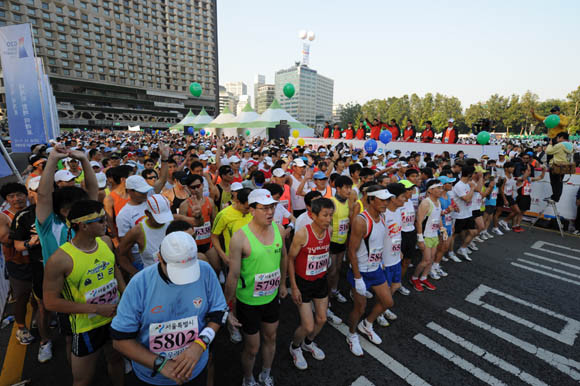 ▲ 지난 10일 열린 하이서울마라톤에 참석한 시민들이 출발선에서 준비를 하고 있다. ⓒ 박지현 기자