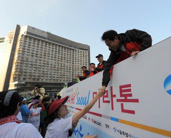 ▲ 오세훈 서울시장이 시민들에게 악수를 하며 격려하고 있다. ⓒ 박지현 기자