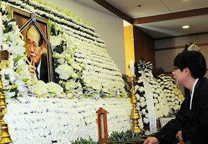 ▲ 11일 오전 서울 송파구 풍납동 서울아산병원에 마련된 황장엽 전 북한 노동당 비서의 장례식장에서 황씨의 수양딸인 김숙향씨가 분향하고 있다.ⓒ연합뉴스