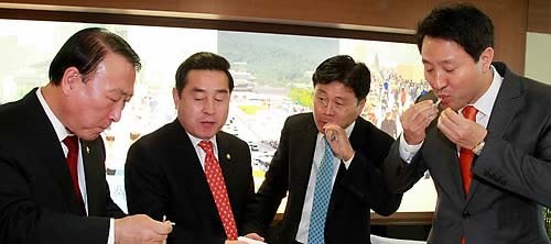 ▲ 오세훈 서울시장과 한나라당 김정권, 민주당 이윤석, 한나라당 안경률 의원(오른쪽부터)이 11일 서울시 중구 서울시청에서 열린 국회 행정안전위원회의 서울시에 대한 오전 국정감사를 마치고 나서 의원식당에서 세발낙지를 먹고 있다. ⓒ연합뉴스