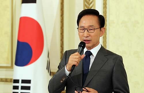 ▲ 이명박 대통령이 11일 낮 청와대에서 주한 외신기자들과 가진 오찬 간담회에서 인사말을 하고 있다. ⓒ연합뉴스