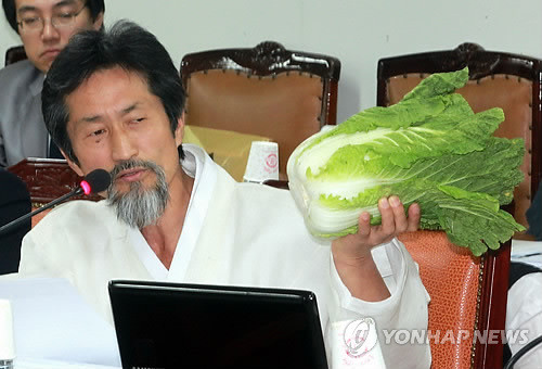 ▲ 강기갑 의원이 11일 국감장에서 4대강과 채소값 관련 주장을 다시 제기하고 있다.ⓒ